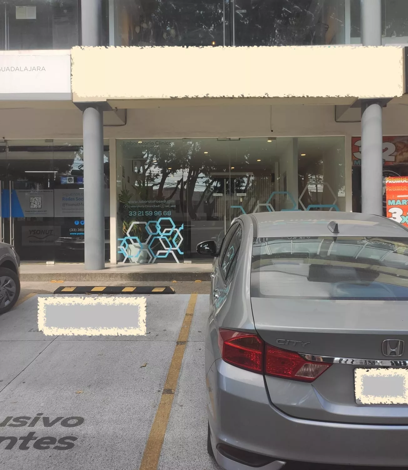 Fachada en plaza abaco