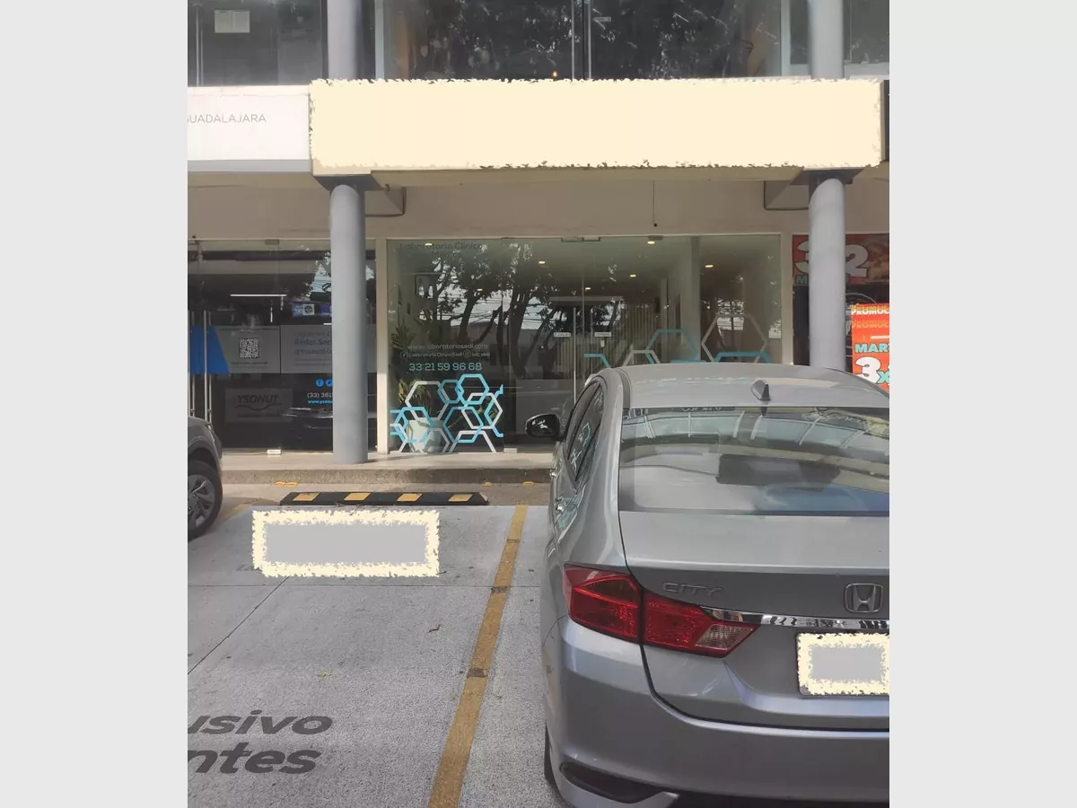 Show fachada en plaza abaco